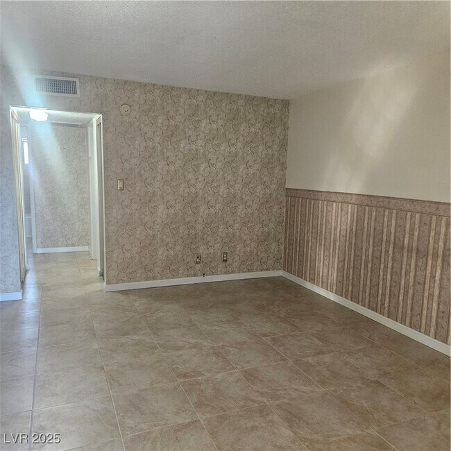 Foto del edificio - 350 E Desert Inn Rd