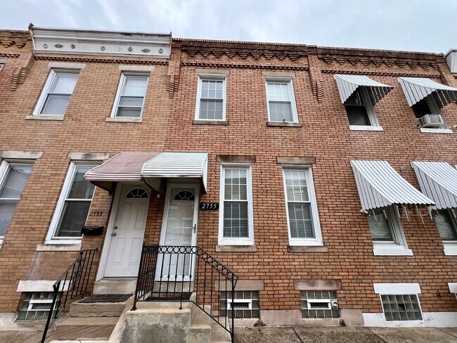 Foto del edificio - Stunning 2-Bedroom Townhome with Partially...
