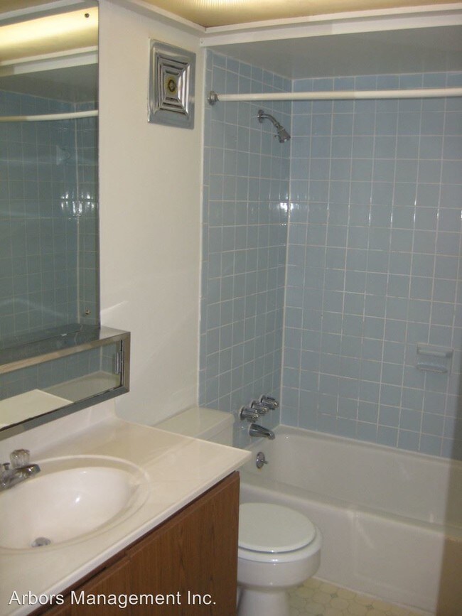 Building Photo - 1 br, 1.5 bath House - 1280 PENNSBURY BLVD.