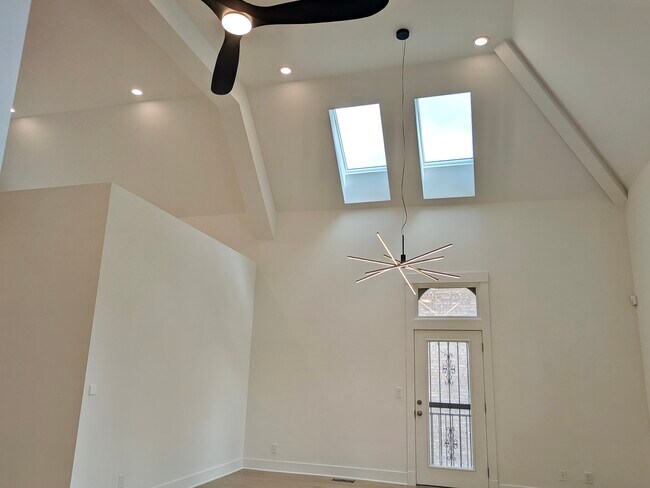Building Photo - 1457 N California Ave