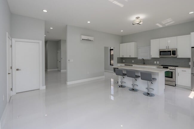 Building Photo - 5126 SW 57th Ave