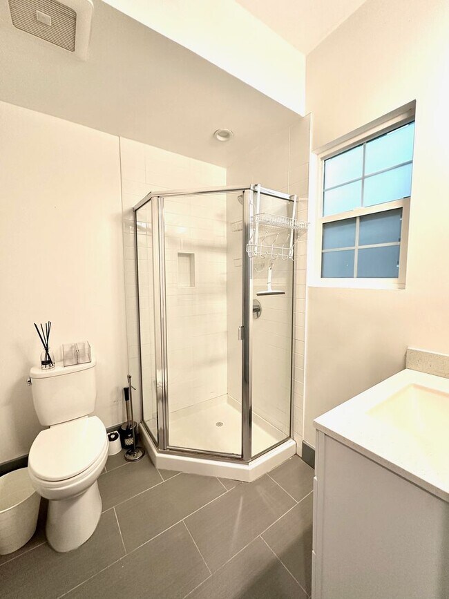 Foto del edificio - Large, Elegant Home Near USF w/ 6BR, 3BA L...