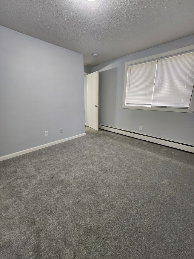 Building Photo - 102 Oak St