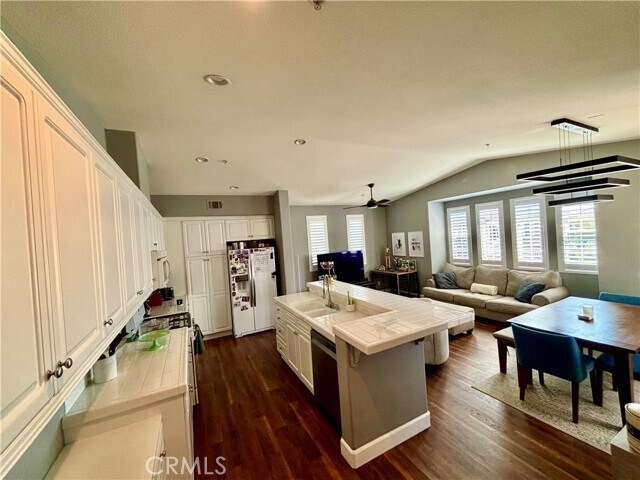 Building Photo - 83 Sklar St