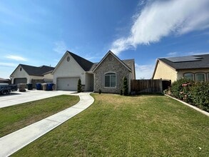 Building Photo - 10406 Alondra Dr