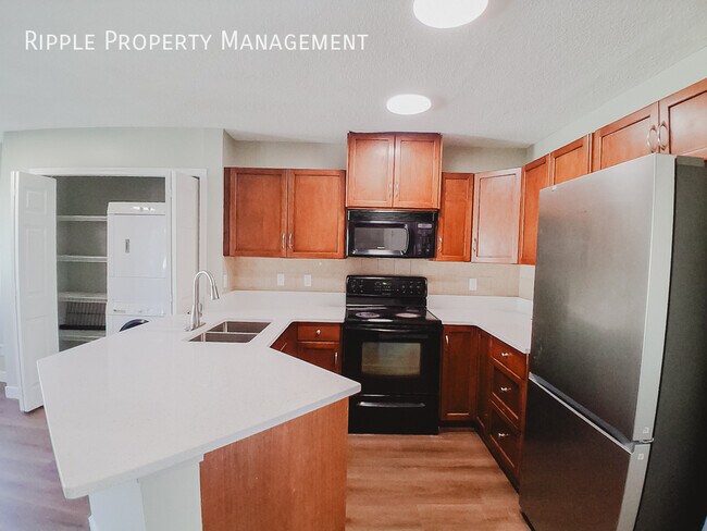Photo du bâtiment - AMAZING 3 BEDS, 2.5 BATHS SINGLE-FAMILY HOME (UPPER) | DEDICATED DEN & TILE GAS FIREPLACE