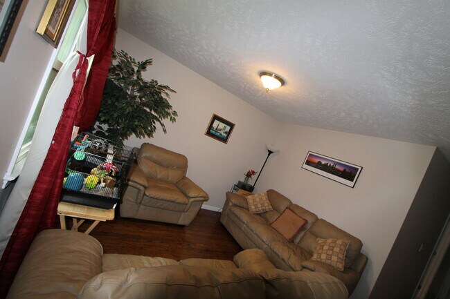 Foto del edificio - Nice 4 Bedroom Home!  Finished Basement! A...