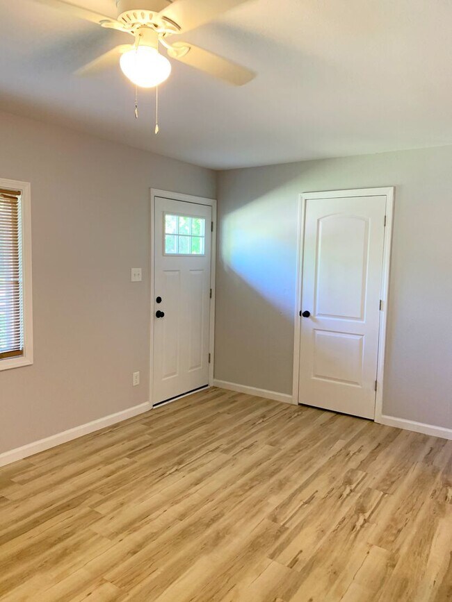 Foto del edificio - 2522 Meadowlane Dr
