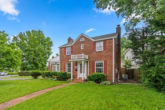 Building Photo - 3 Bed 2.5 Bath - Silver Spring Colonial - Updated Kitchen and Bathrooms