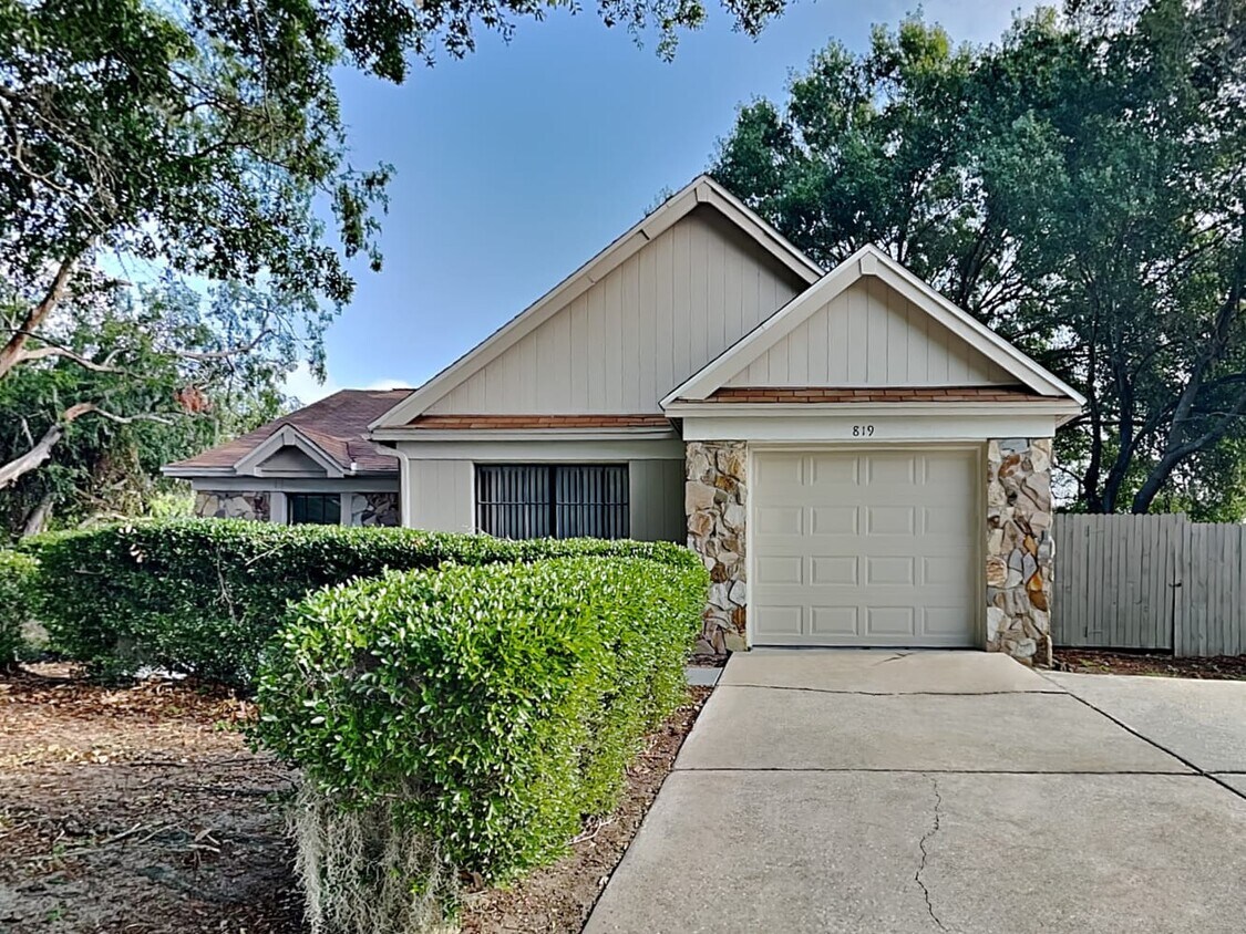 Primary Photo - 819 Sunridge Point Dr