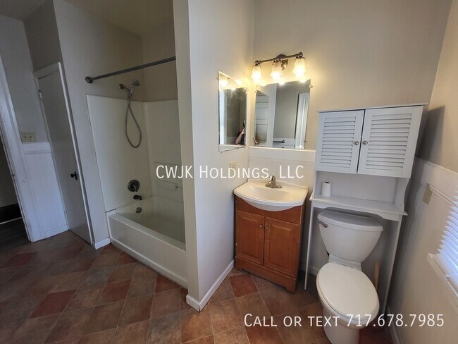 Foto del edificio - Large 4 Bedroom apartment for rent.