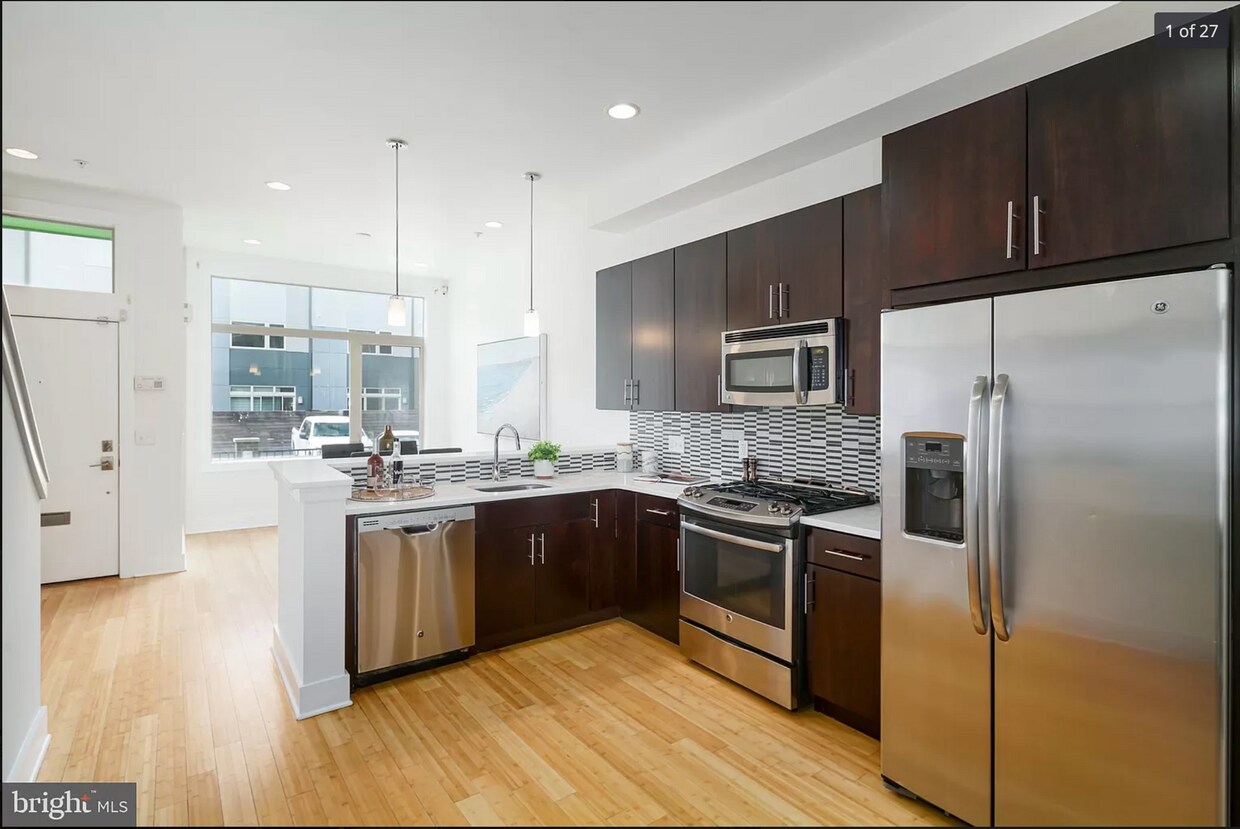 Primary Photo - 1131 N Hope St