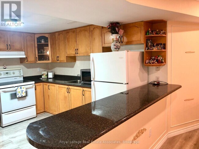 Building Photo - 889 Bancroft Dr
