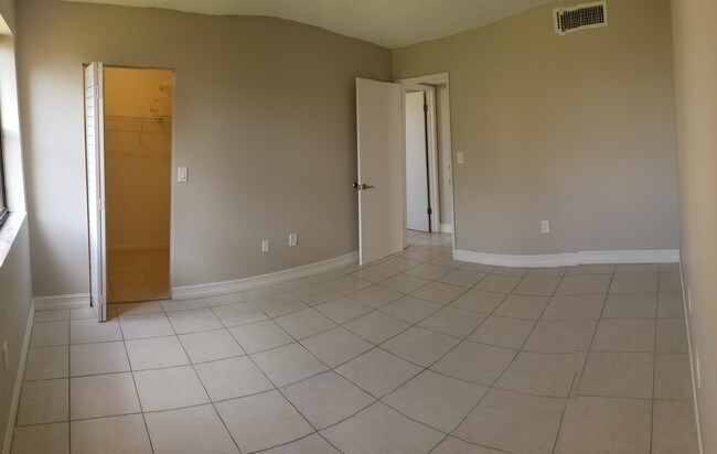 Foto del edificio - 221 W Park Dr