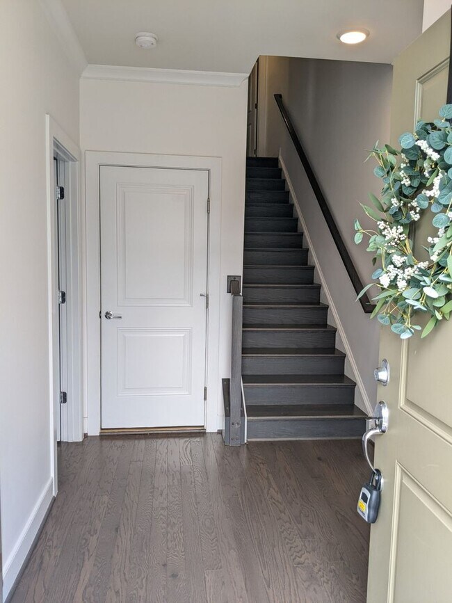 Building Photo - Gorgeous Newer Build (2019) 4 level townho...