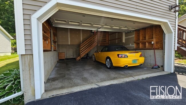 Building Photo - Quiet, Four Bedroom Colchester Gem!
