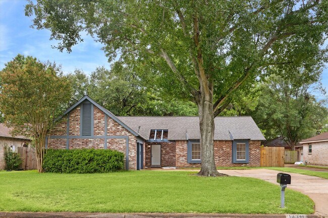 Foto del edificio - 14311 Overbrook Ln