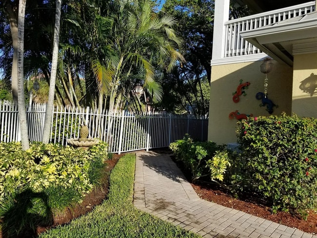 Building Photo - 857 SW 11th Ct
