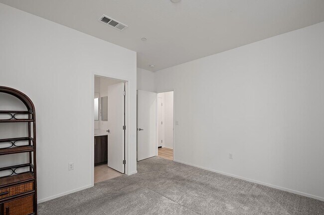 Foto del edificio - 5495 Seacliff Pl