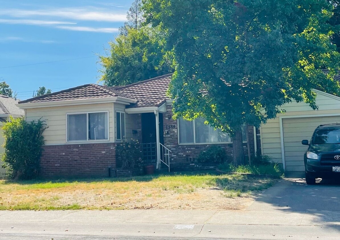 3 bed /2 bath home in East Sac - 3 bed /2 bath home in East Sac