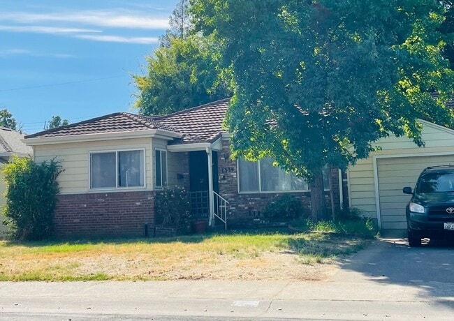 3 bed /2 bath home in East Sac - 3 bed /2 bath home in East Sac