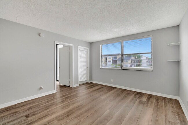 Building Photo - 738 Executive Center Dr