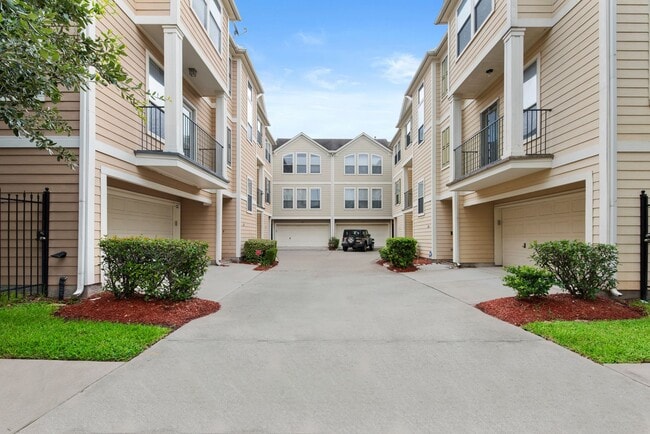 Building Photo - Come see this modern 3-story townhome in t...