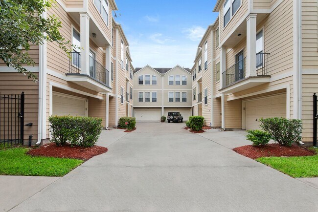 Foto del edificio - Come see this modern 3-story townhome in t...