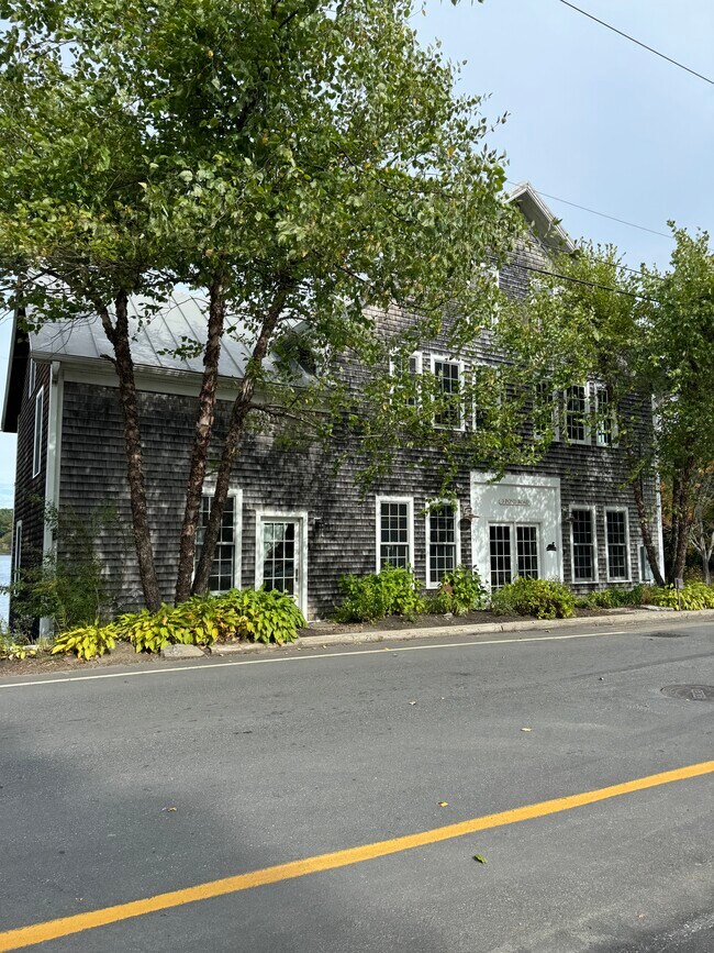 Building Photo - 3 Pond Rd