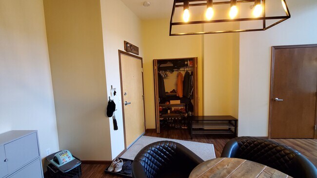 Building Photo - 2650 University Ave W