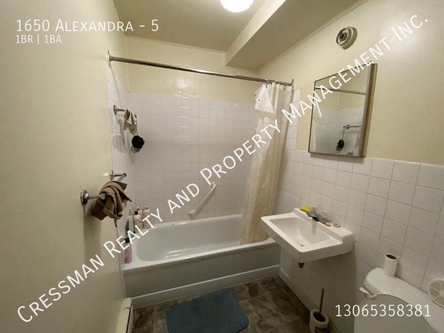 Building Photo - 1 bed 1 bath apartment located in Pioneer ...