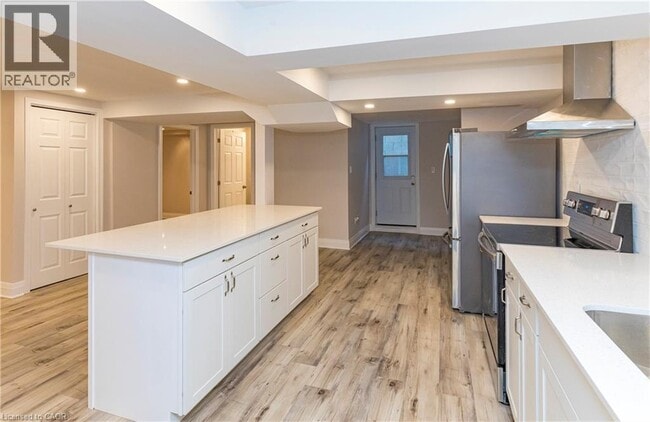 Building Photo - 255 York Rd