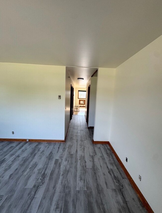 Building Photo - 133 E Ravine Rd