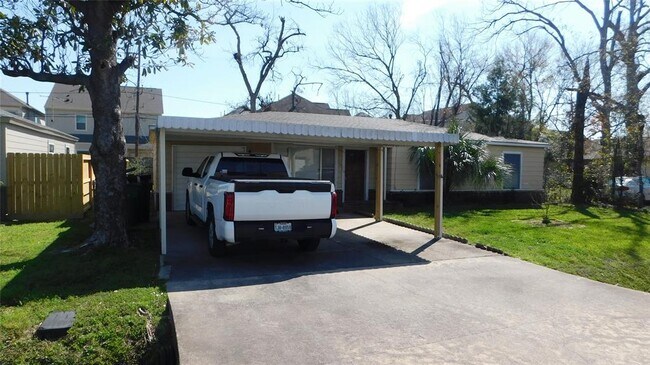 Building Photo - 2206 Silverbonnet St