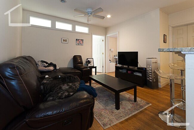 Foto del edificio - Renovated BU Central Campus 3 Bed in Brookline on St. Paul St.  Heat Inc, Available September 1st...