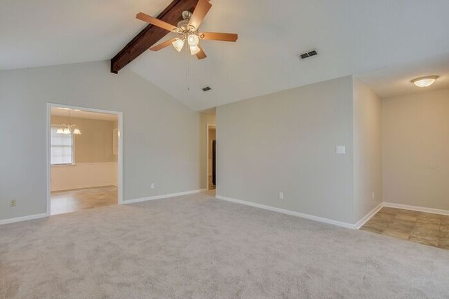 Building Photo - Snag this 4 Bedroom Quickly