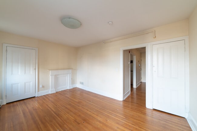 Living / Dining Room - 988 N 5th St