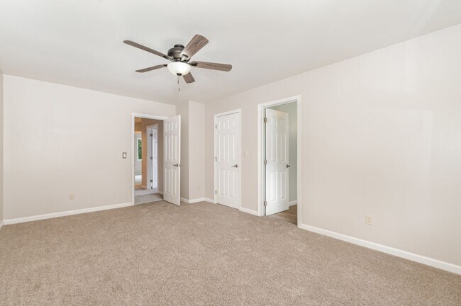 Building Photo - Spacious 3 bedroom Split level