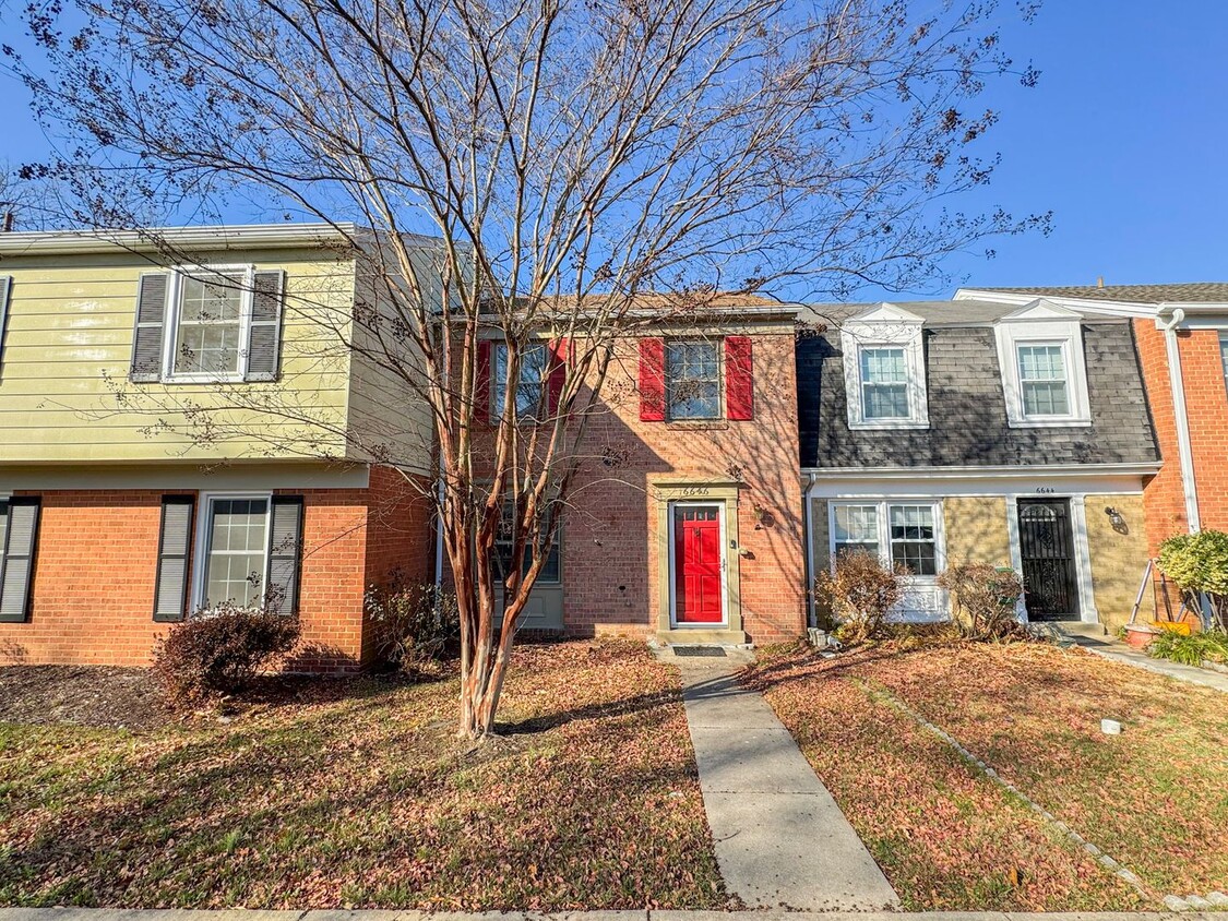 Foto principal - Relaxing 3 Bed 2 Bath Brick Townhome With ...