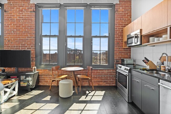 Building Photo - 319 A St