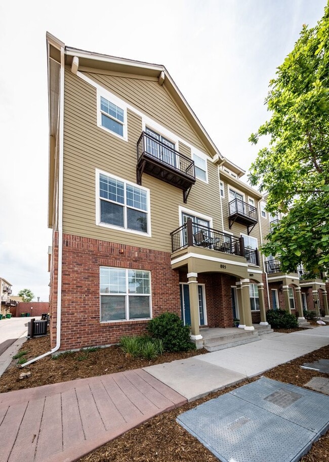 Downtown 3 Bedroom Townhome with 2 Car Garage - Downtown 3 Bedroom Townhome with 2 Car Garage
