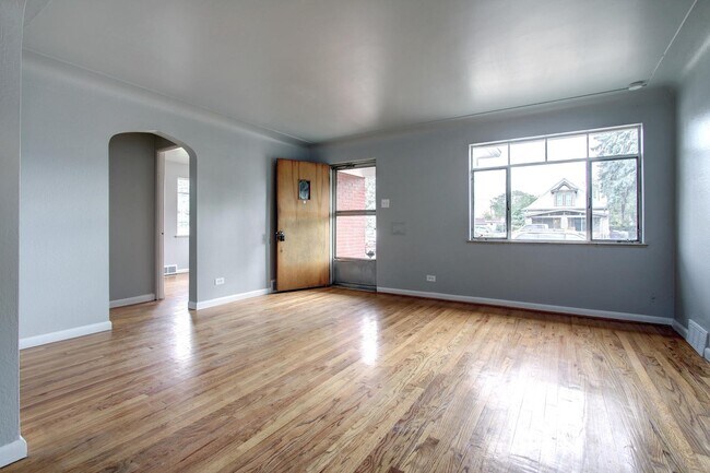 Building Photo - Beautiful Brick Home in Swansea!