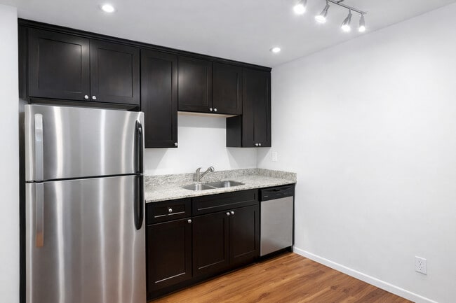 Building Photo - The Denn of Dinkytown