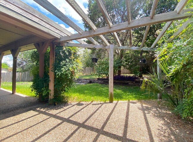 Foto del edificio - AVAILABLE MID MAY; APPLY TODAY AT OUR WEBSITE!!