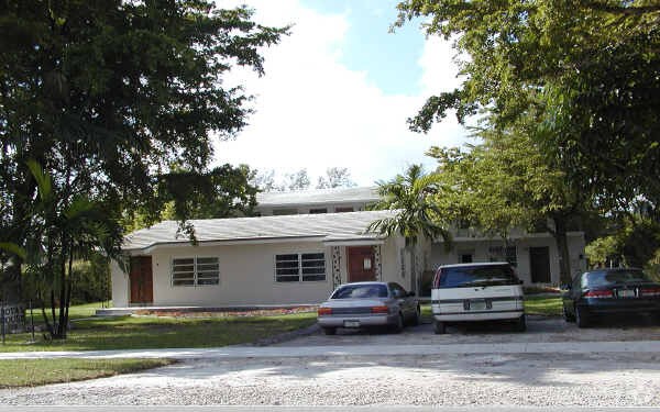 Foto principal - 354 N Royal Poinciana Blvd