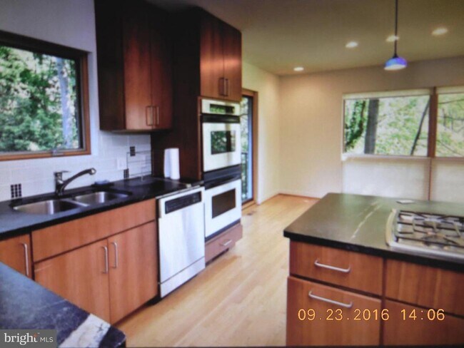 Foto del edificio - 8 Azalea Ln