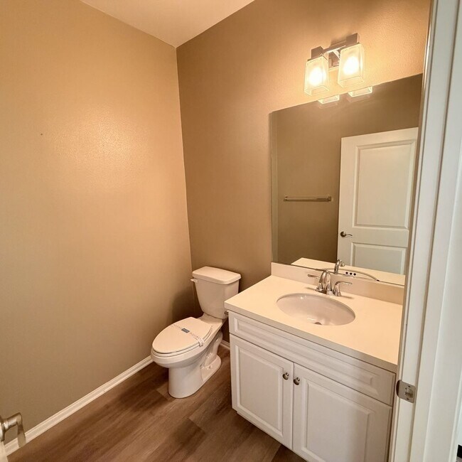 Foto del edificio - Modern 3-story townhouse in Eastvale-MOVE-IN SPECIAL $2595 FOR FIRST 3 MONTHS!
