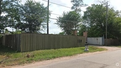 Building Photo - 1611 De Soto St