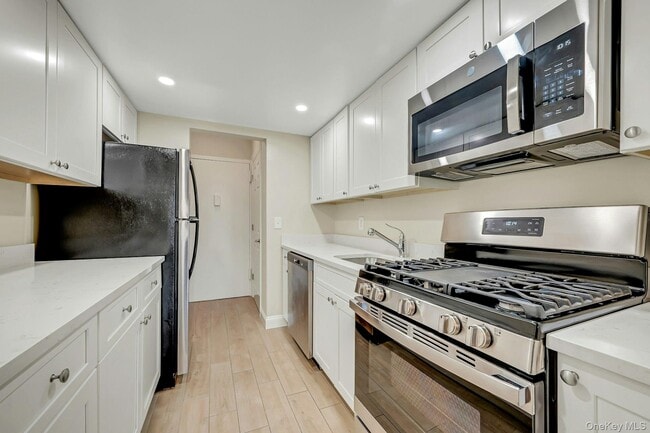 Building Photo - 505 White Plains Rd