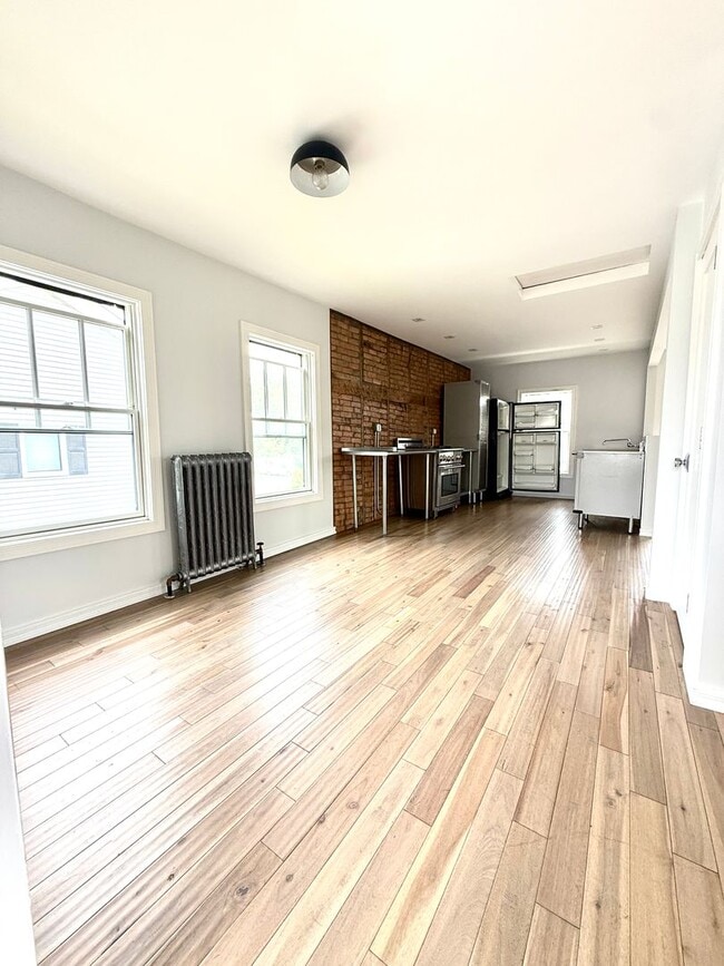 Building Photo - 154 Broadway